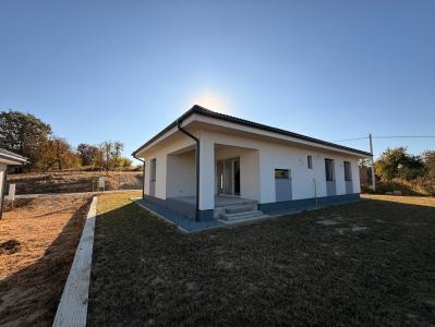 Casă cu priveliște, 3 dormitoare și teren de 530 mp