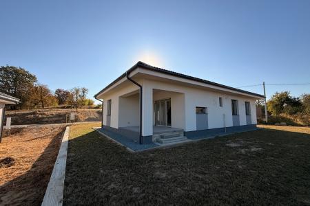 Casă cu priveliște, 3 dormitoare și teren de 530 mp