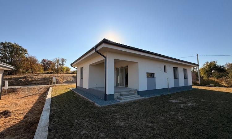 Casă cu priveliște, 3 dormitoare și teren de 530 mp