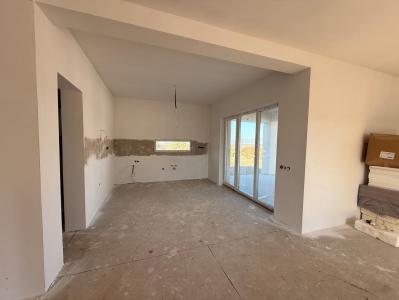 Casă cu priveliște, 3 dormitoare și teren de 530 mp