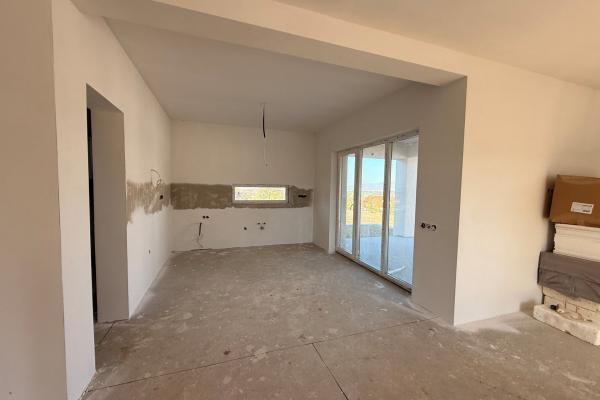 Casă cu priveliște, 3 dormitoare și teren de 530 mp