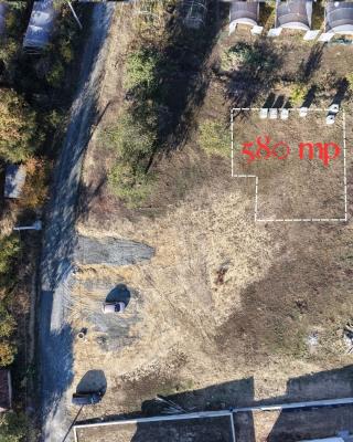 Teren intravilan de 580 mp – zonă frumoasă, priveliște deosebită și utilități la limita proprietatii