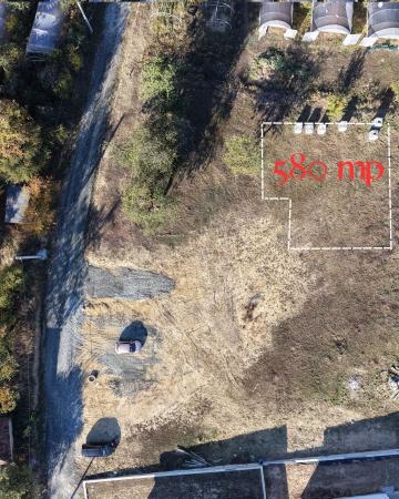 Teren intravilan de 580 mp – zonă frumoasă, priveliște deosebită și utilități la limita proprietatii