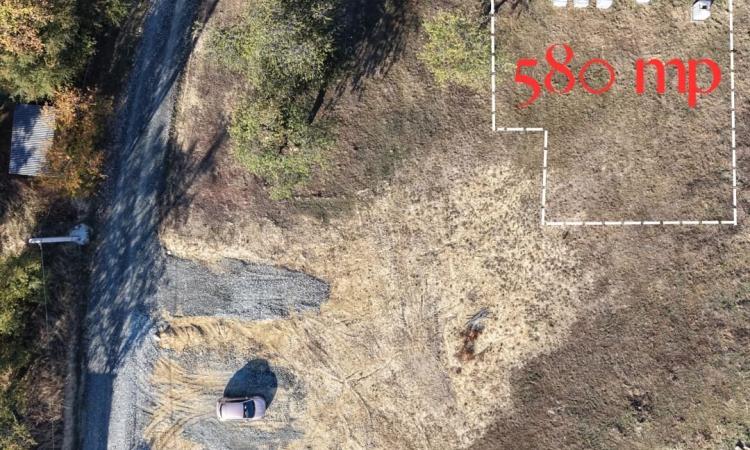 Teren intravilan de 580 mp – zonă frumoasă, priveliște deosebită și utilități la limita proprietatii