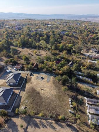 Teren intravilan de 580 mp – zonă frumoasă, priveliște deosebită și utilități la limita proprietatii