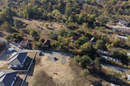 Teren intravilan de 580 mp – zonă frumoasă, priveliște deosebită și utilități la limita proprietatii