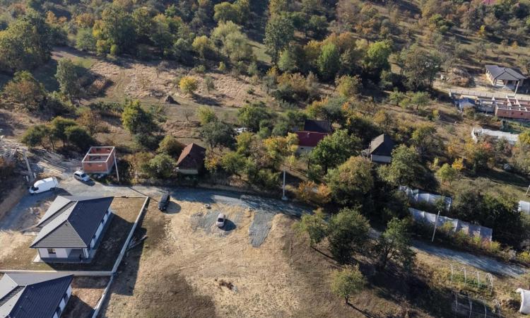 Teren intravilan de 580 mp – zonă frumoasă, priveliște deosebită și utilități la limita proprietatii