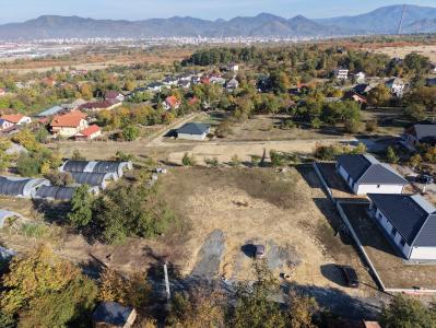 Teren intravilan de 580 mp – zonă frumoasă, priveliște deosebită și utilități la limita proprietatii