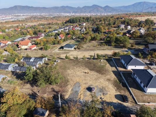 Teren intravilan de 580 mp – zonă frumoasă, priveliște deosebită și utilități la limita proprietatii
