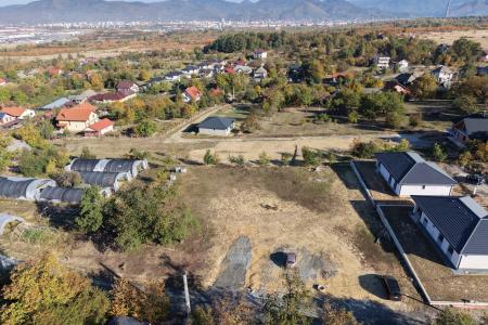 Teren intravilan de 580 mp – zonă frumoasă, priveliște deosebită și utilități la limita proprietatii