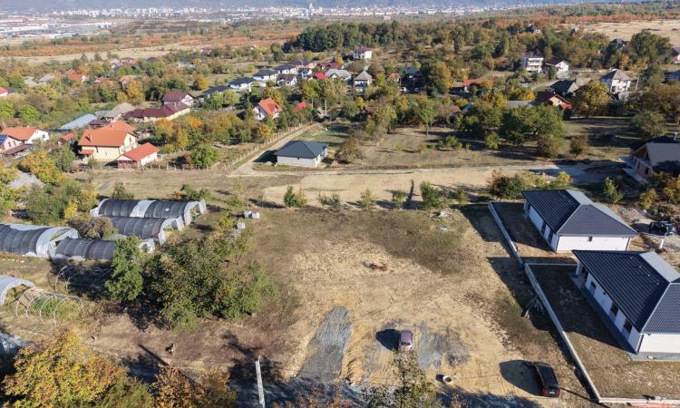 Teren intravilan de 580 mp – zonă frumoasă, priveliște deosebită și utilități la limita proprietatii
