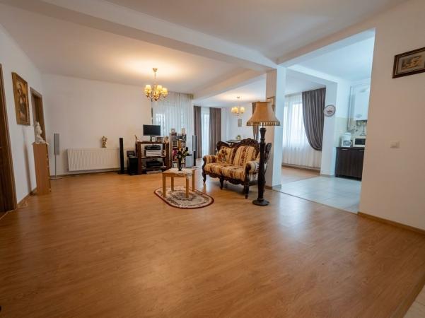 Apartament 3 camere, cu gradina, zona Lamaitei