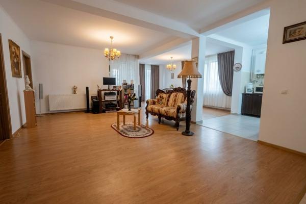Apartament 3 camere, cu gradina, zona Lamaitei