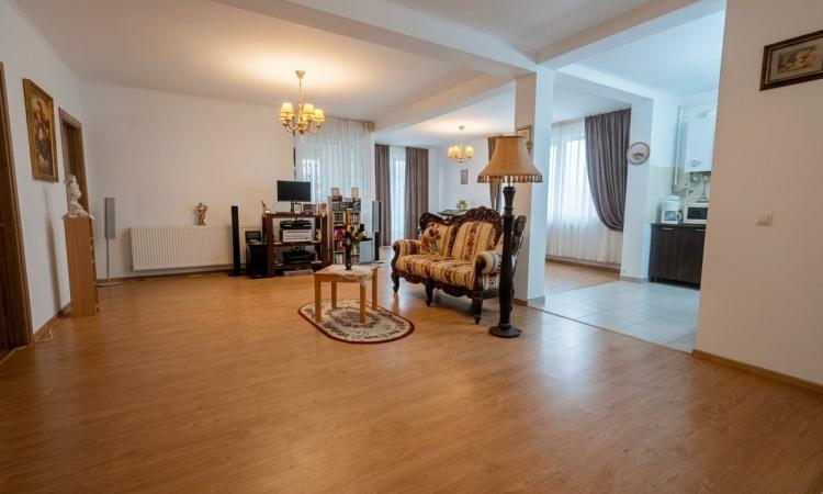 Apartament 3 camere, cu gradina, zona Lamaitei