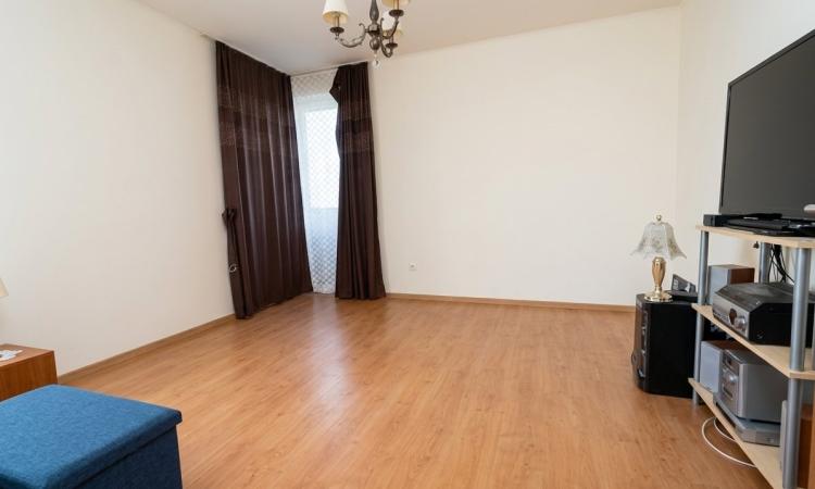 Apartament 3 camere, cu gradina, zona Lamaitei