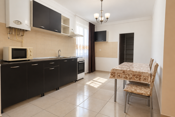 Apartament 3 camere, cu gradina, zona Lamaitei