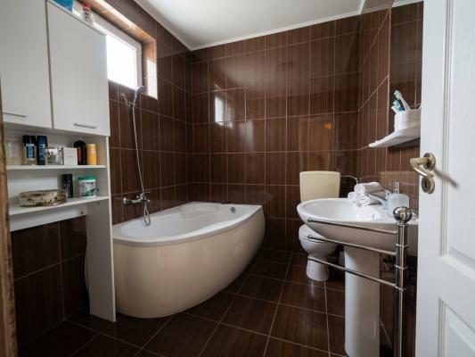 Apartament 3 camere, cu gradina, zona Lamaitei