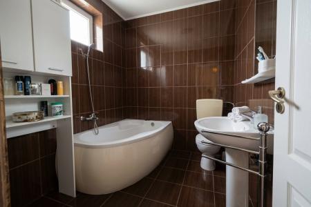 Apartament 3 camere, cu gradina, zona Lamaitei