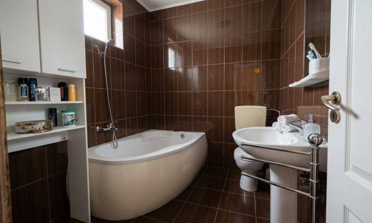 Apartament 3 camere, cu gradina, zona Lamaitei