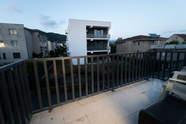 Apartament 3 camere, cu gradina, zona Lamaitei