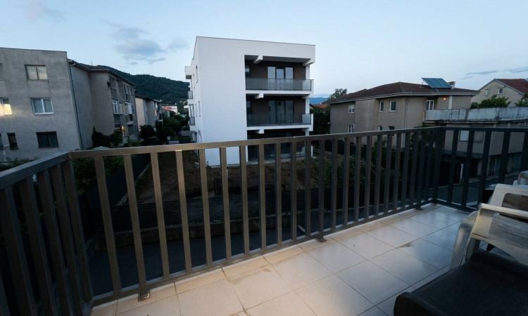 Apartament 3 camere, cu gradina, zona Lamaitei