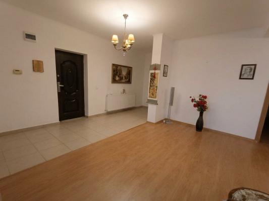 Apartament 3 camere, cu gradina, zona Lamaitei