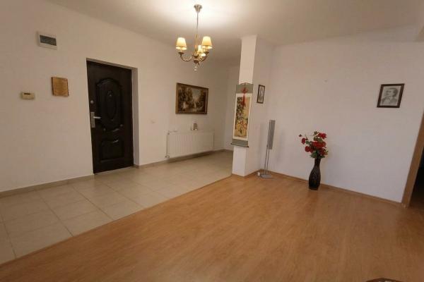 Apartament 3 camere, cu gradina, zona Lamaitei