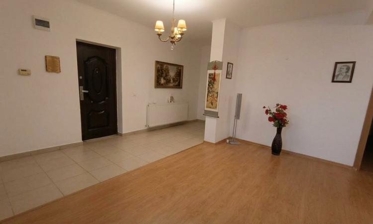 Apartament 3 camere, cu gradina, zona Lamaitei