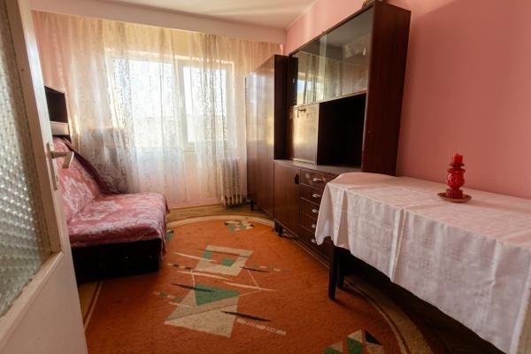 Apartament cu 3 camere zona Petru Rares
