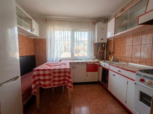 Apartament cu 3 camere zona Petru Rares