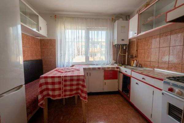 Apartament cu 3 camere zona Petru Rares
