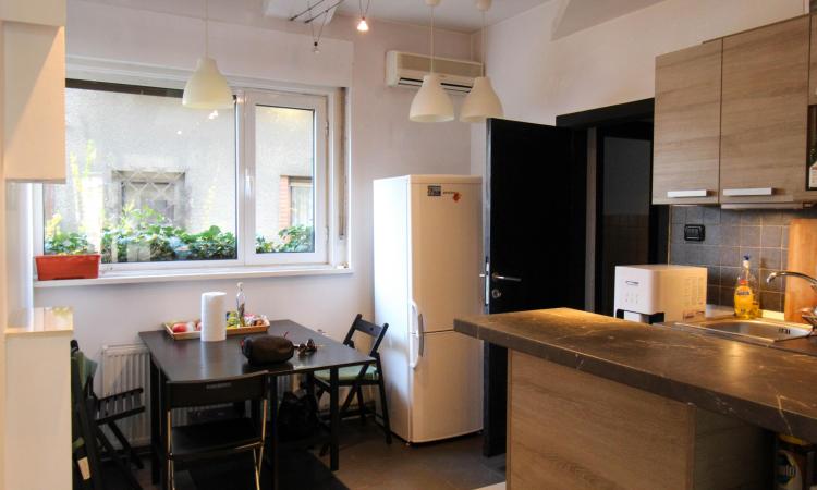 Curte proprie. Stylish. Comercial&Office