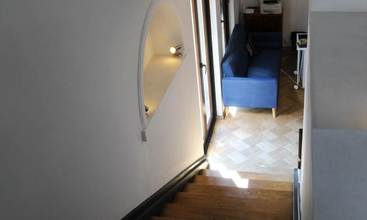 Curte proprie. Stylish. Comercial&Office