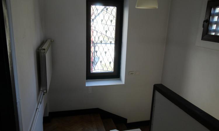 Curte proprie. Stylish. Comercial&Office