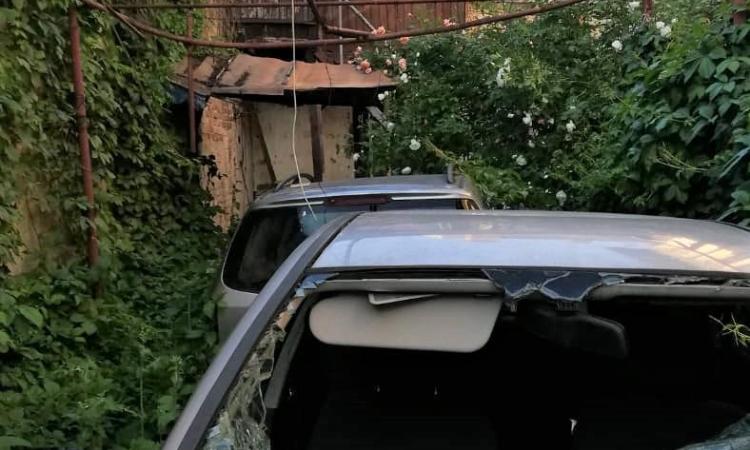 Casa mica cu o curte superba- Unirii