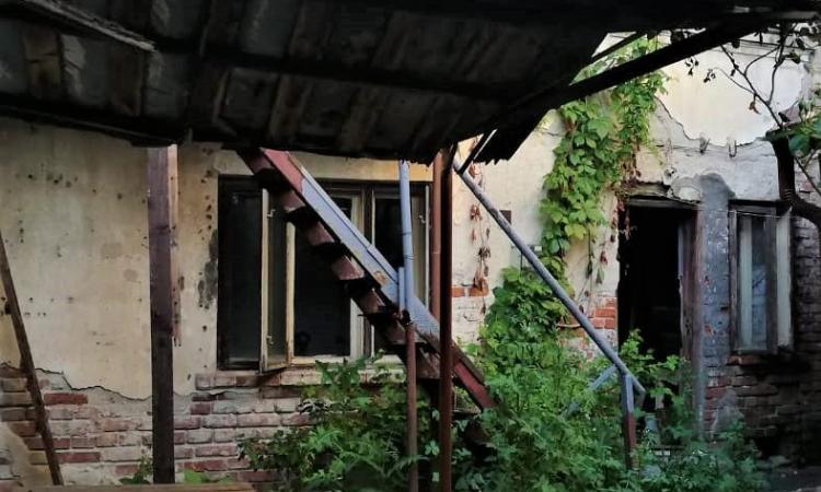 Casa mica cu o curte superba- Unirii