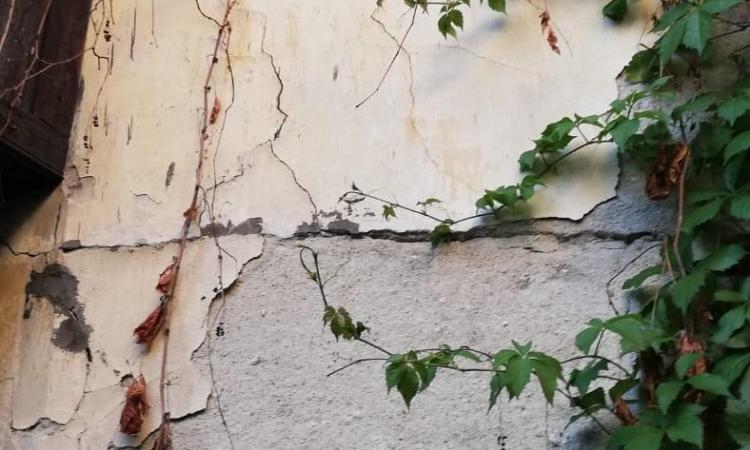 Casa mica cu o curte superba- Unirii