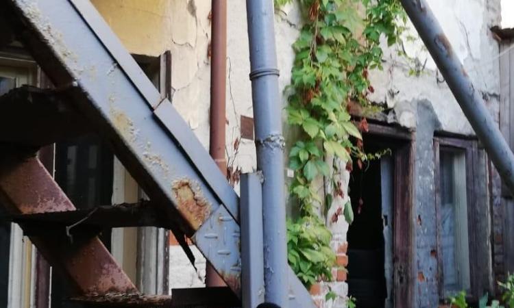 Casa mica cu o curte superba- Unirii