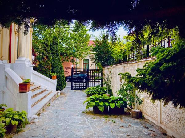 Parter in vila Unirii. Gradina. Principatele Unite, 2 camere