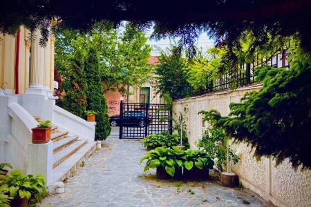 Parter in vila Unirii. Gradina. Principatele Unite, 2 camere