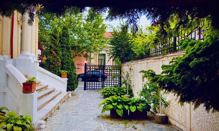 Parter in vila Unirii. Gradina. Principatele Unite, 2 camere