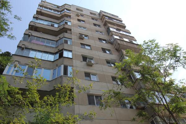 Apartament cu 4 camere, 2 bai si 2 balcoane mari- str Barca- Margeanului
