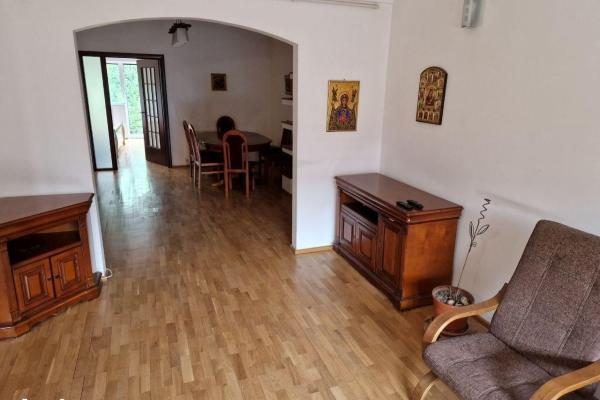 Capitale. 3 camere, etaj3/4- vila, renovat