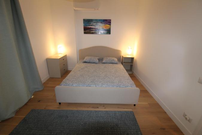 Apartament la Parter cu gradina/curte. Nou. Designer Apartment for rent. Unirii