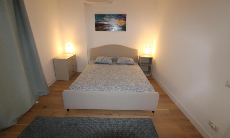 Apartament la Parter cu gradina/curte. Nou. Designer Apartment for rent. Unirii