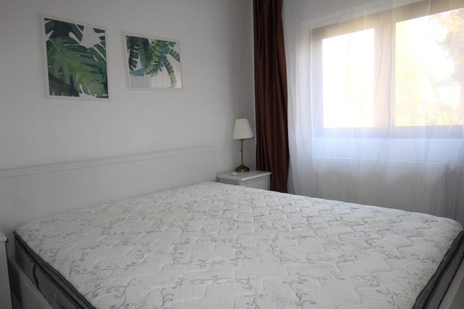 2 camere, etaj 1- apartament de vis- pentru inchiriat pe termen lung