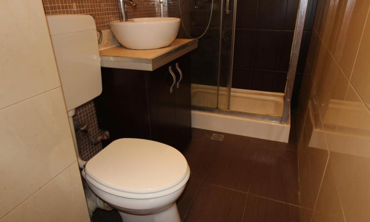 2 camere, etaj 1- apartament de vis- pentru inchiriat pe termen lung