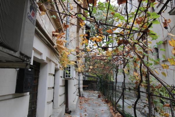Demisol integral-Intrare separata. str Polona. De renovat. Boem