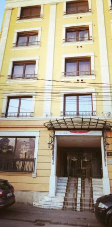 Rent for single. 2 CAMERE. etaj 1. Unirii- str Principatele Unite 38-40. Bucharest central area- bus to the airport