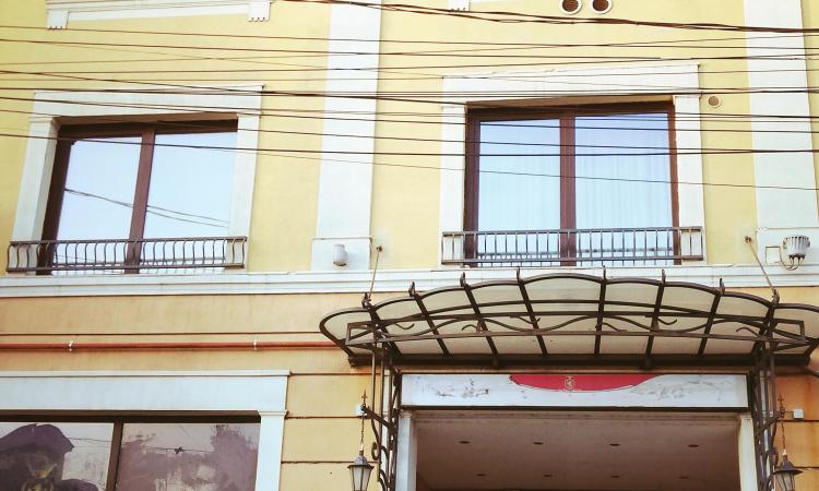 Rent for single. 2 CAMERE. etaj 1. Unirii- str Principatele Unite 38-40. Bucharest central area- bus to the airport